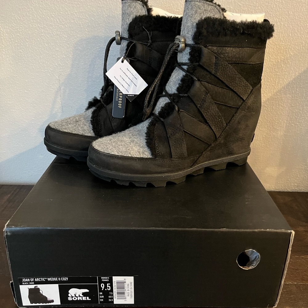 Sorel Joan of Arctic 2 Cozy Ankle Booties. Brand New With Tags. (Size 9.5)
